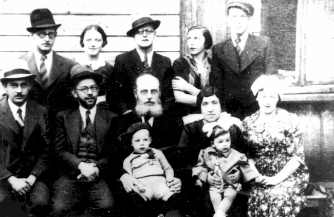 emaii Naumiesio rabino Jokbo Lesino (sdi centre) eima ir artimieji (XX a. 3-4 deimtmetis)