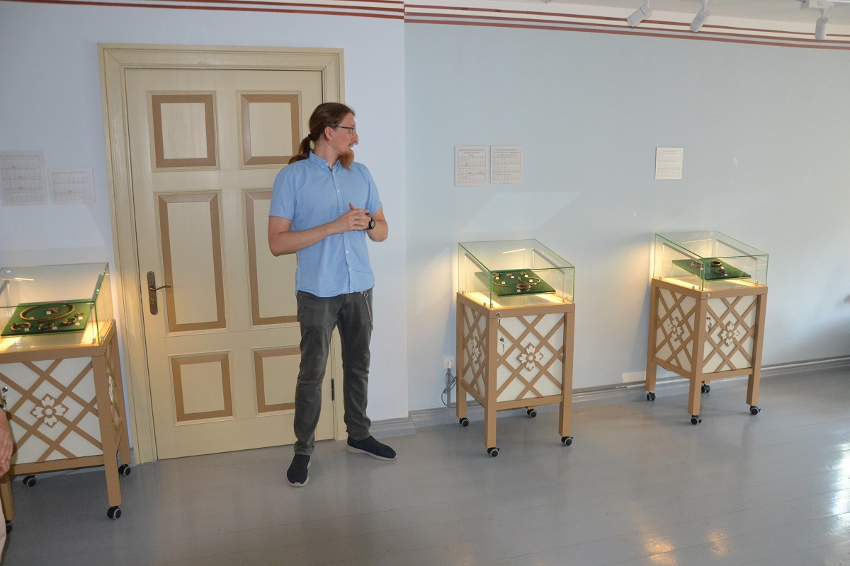 Rugpjūčio 18 d. vyko parodos ,,Neatskleistos Šilutės Hugo Šojaus muziejaus archeologinio rinkinio paslaptys“ pristatymas.