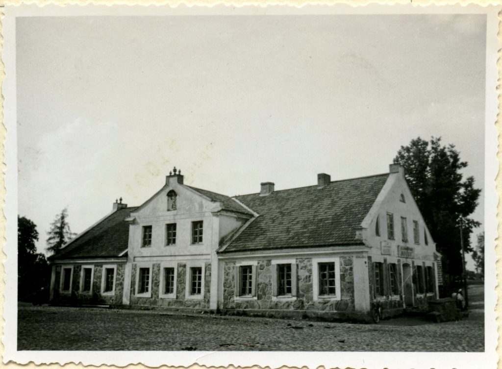 Špitolė, Švėkšna, 1936 m. 1953-1963 m. šiame pastate veikė LAD Švėkšnos gamybinis mokymo kombinatas. Fotografija saugoma Kultūros paveldo centro bibliotekoje. 