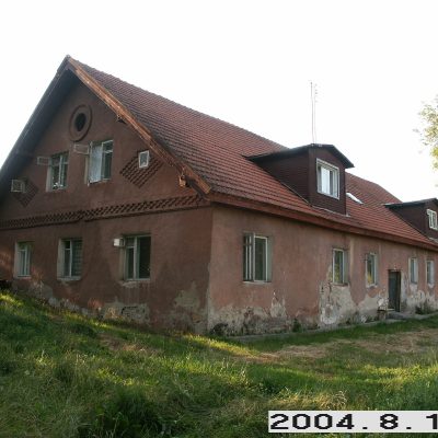 Buvusi kiaulidė, perdaryta į gyvenamą namą iš PR pusės.
