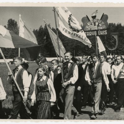 Kolonijoje eina Vainuto tarybinio ūkio saviveiklininkai.