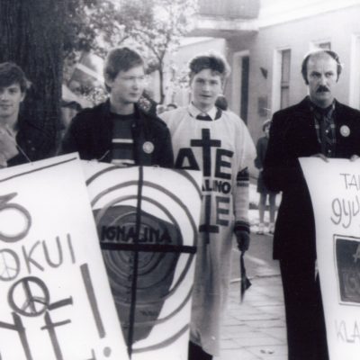Sąjūdžio iniciatyvinės grupės narys, mokytojas M. Smelevičius su mokiniais.