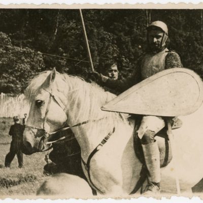 Žemės ūkio mokyklos karnavalinės grupės dalyviai Don Kichotas ir Sanša Panša paradinėje eisenoje.